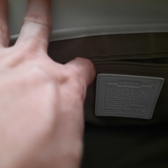 Coach, soft White, 2-handled bag/purse - Picture 4 of 5